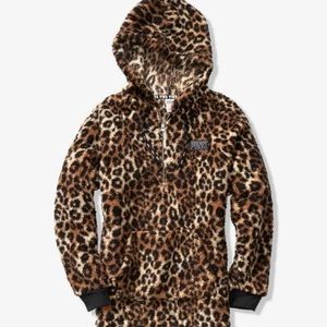 (Sold)NWOT MEDIUM VS PINK CHEETAH SHERPA PULLOVER